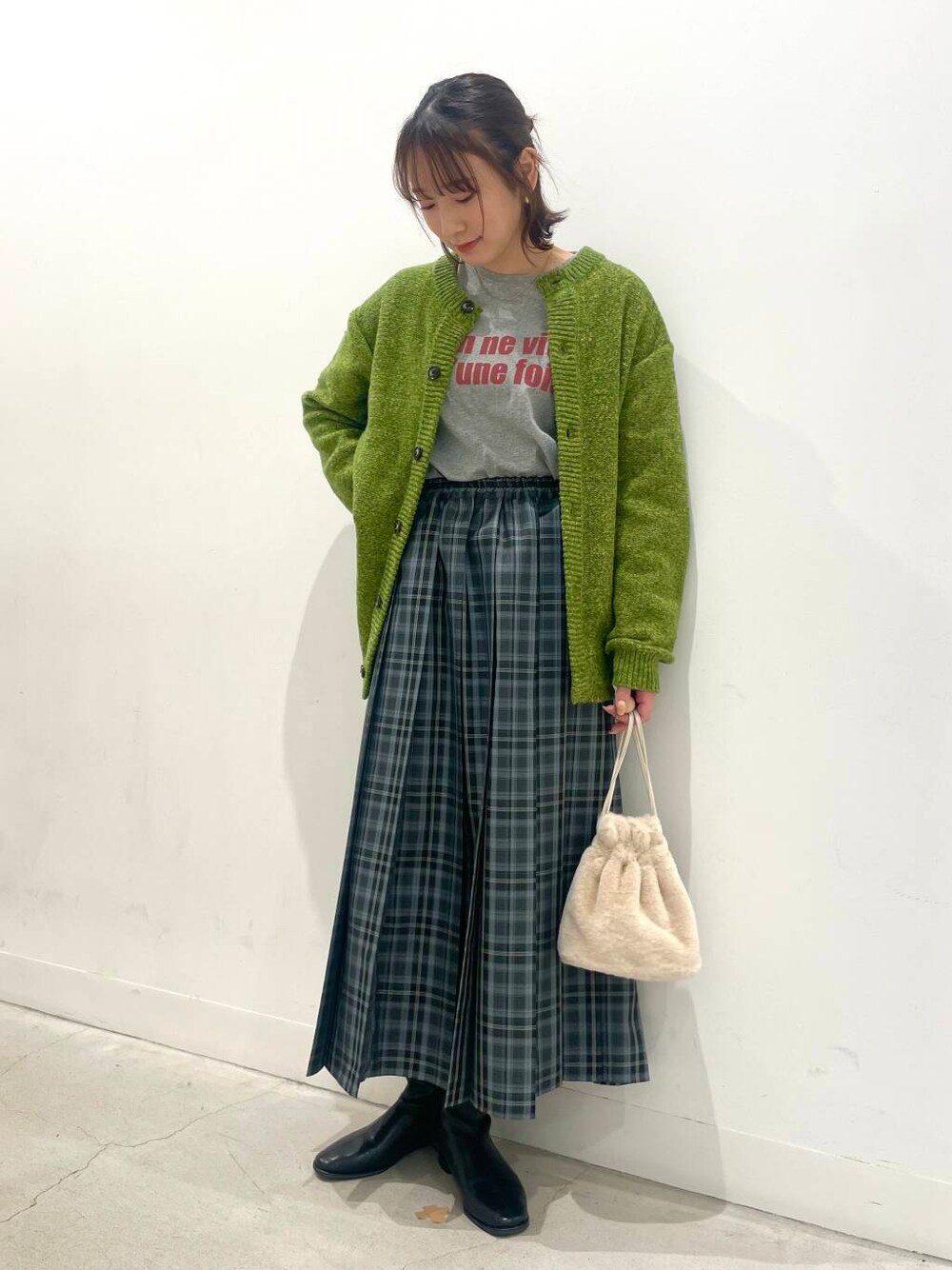 ブラック系のブーツ、グレー系のTシャツ/カットソー、ホワイト系のショルダーバッグを着用したレディースの秋コーディネートの1枚目の写真