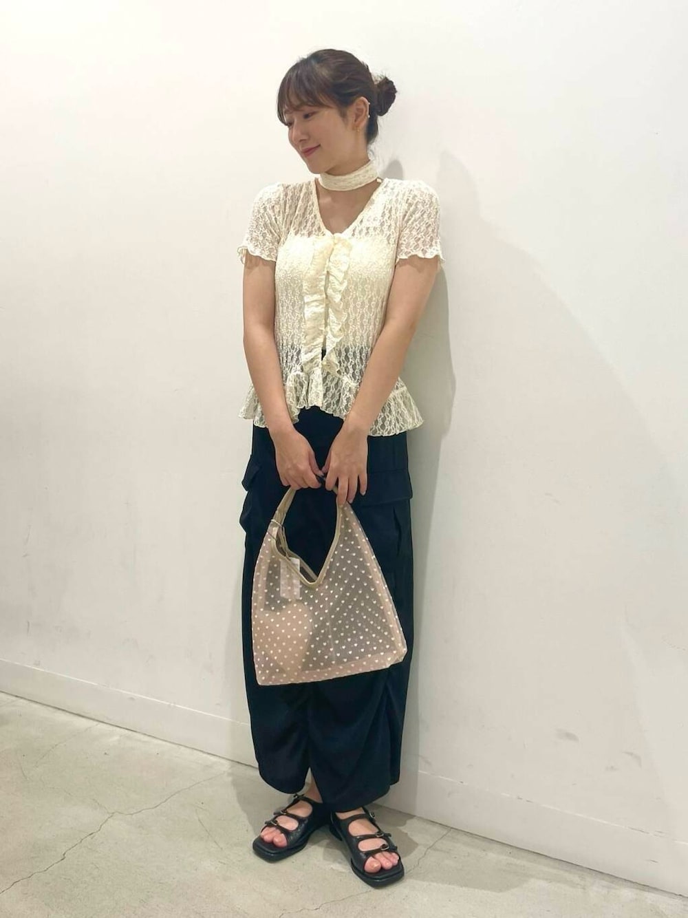 ホワイト系のキャミソール、ブラック系のサンダル、ブラック系のスカートを着用したレディースの夏コーディネートの1枚目の写真