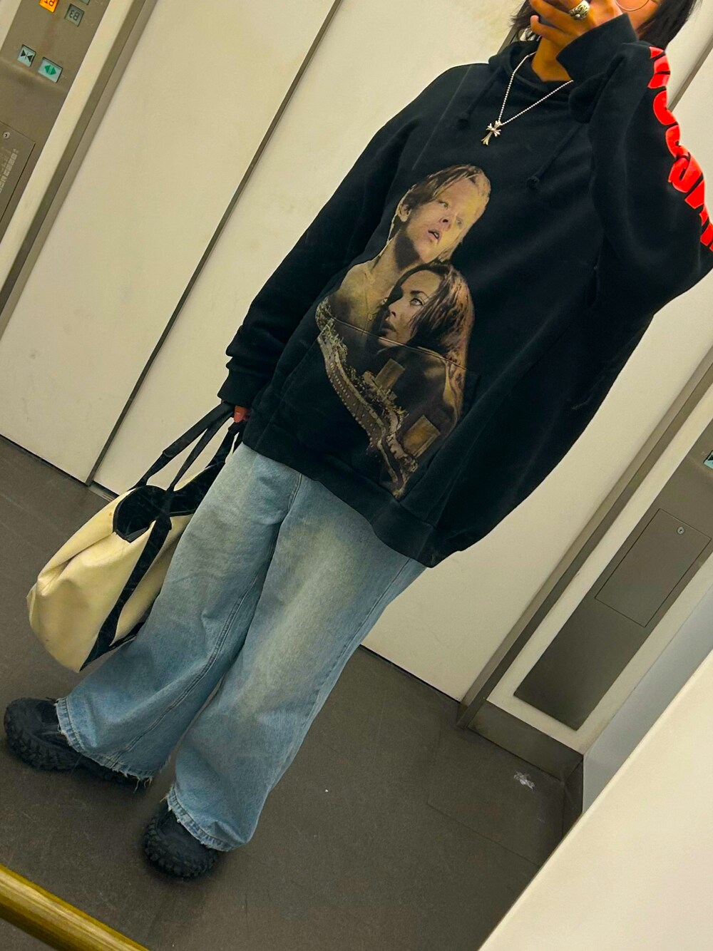 「vetements、BALENCIAGA、Chrome Hearts、ヴェトモン、バレンシアガ、クロムハーツ、ファッションを楽しもう、メンズファッション」｜「VETEMENTSのアイテム（パーカー、ブラック系）」を使った、rannmikさん（メンズ・175cm）の春コーディネートの1枚目の写真