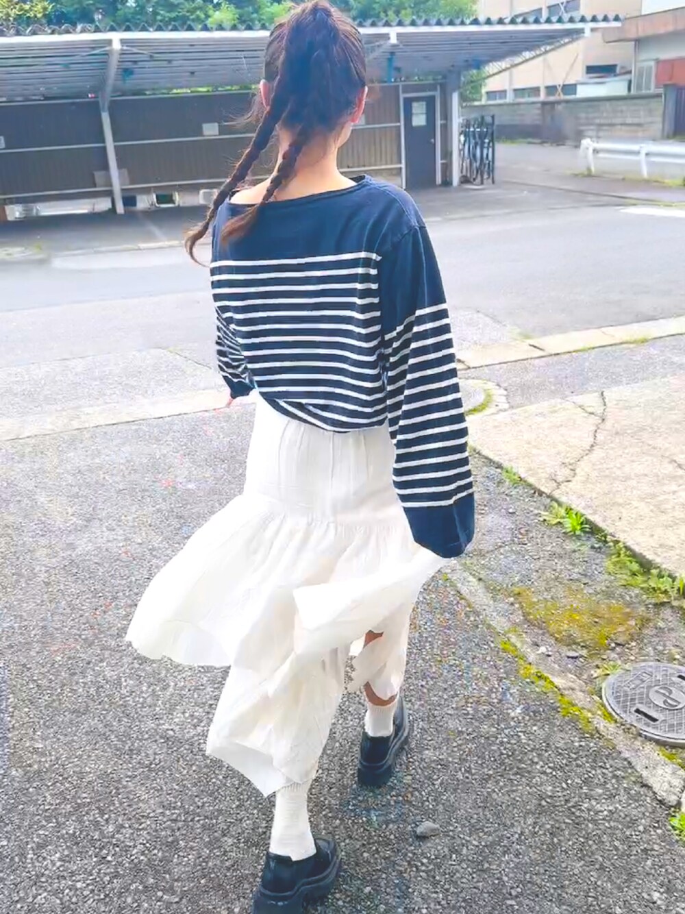 「春服コーデ、大人女子、オトナカワイイ、お洒落さんとつながりたい、大人カジュアル、モノトーン、お仕事コーデ、ボーダー、マリンコーデ」｜「OUTILのビッグシルエットのボーダーTシャツ（Tシャツ/カットソー、ブルー系）」を使った、ちゃくのぼーさん（レディース・164cm）の春コーディネートの1枚目の写真