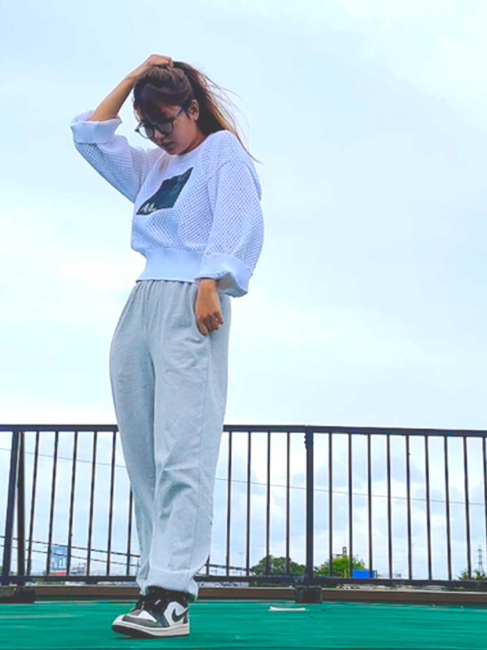 「初夏コーデ、大人かわいい、ゆったりコーデ、スニーカー女子」｜「ARMANI EXCHANGEのアイテム（ニット/セーター、ホワイト系）」を使った、ちゃくのぼーさん（レディース・164cm）の春コーディネートの1枚目の写真