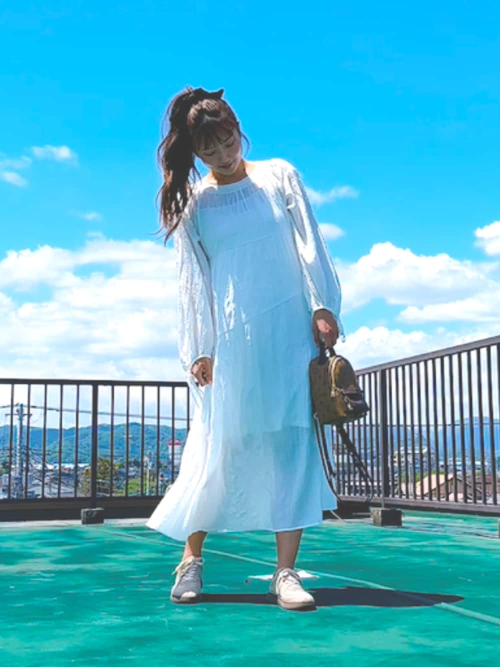 「白ワンピース、ワンピース、きれいめカジュアル、春夏コーデ、大人コーデ、シンプル、おしゃれさんと繋がりたい、スニーカー」｜「hinariのワッシャーアシメティアードワンピ（ワンピース、ホワイト系）」を使った、ちゃくのぼーさん（レディース・164cm）の春コーディネートの1枚目の写真