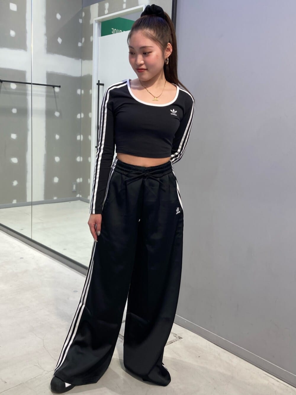 「スニーカー、adidas、ジャージ、トラックパンツ、adidas originals、クロップドトップス、長袖Tシャツ、スーパースター、サテン、アディカラー」｜「adidasのアディカラー スリーストライプス 長袖クロップTシャツ / ロンT / アディダスオリジナルス adidas Originals（Tシャツ/カットソー、ブラック系）」を使った、MYさん（レディース・154cm）の春コーディネートの1枚目の写真