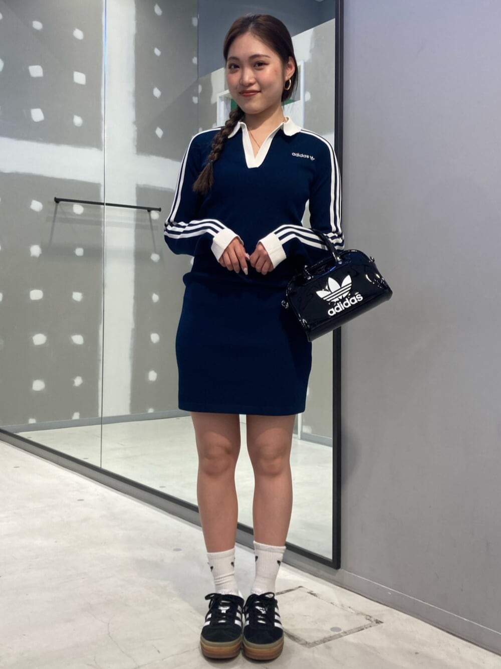 「スニーカー、ワンピース、adidas、アディダス、ショルダーバック、adidas originals、アディダスオリジナルス、ガゼル、ポロワンピース、ガゼルボールド」｜「adidasのニット ポロワンピース / アディダスオリジナルス adidas Originals（ワンピース、ブルー系）」を使った、MYさん（レディース・154cm）の春コーディネートの1枚目の写真