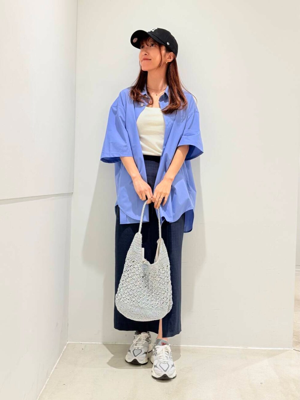 「シャツ、スカート、サンダル、キャップ、帽子、夏コーデ、休日スタイル、低身長コーデ、ゆったり、ユニセックス、senceofplace、カラーシャツ、こなれ感、イエベ、イエベ春」｜「SENSE OF PLACE by URBAN RESEARCHのメタリックヤーンバッグ（ハンドバッグ、シルバー系）」を使った、mzkitty6637さん（レディース・155cm）の春コーディネートの1枚目の写真