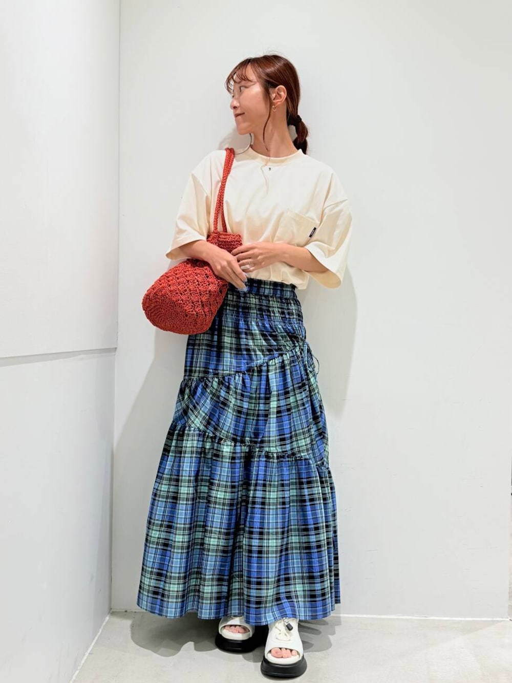 「大人カジュアル、チェック、スカート、サンダル、夏コーデ、半袖、休日スタイル、ゆったり、ユニセックス、senceofplace、イエベ、イエベ春、ゆったりスカート、ウエストがゴム、初夏のお出掛けコーデ」｜「SENSE OF PLACE by URBAN RESEARCHのボリュームソールドロストスポーツサンダル（サンダル、ホワイト系）」を使った、mzkitty6637さん（レディース・155cm）の夏コーディネートの1枚目の写真