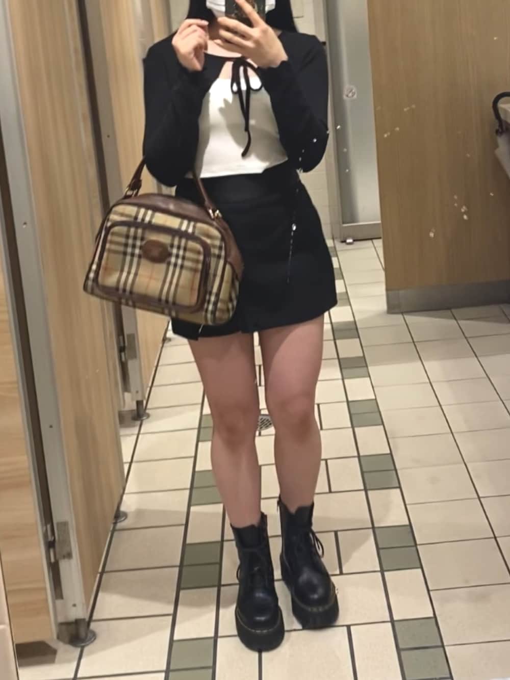 「シンプルコーデ、ブラック、ホワイト、チェック、burberry、バーバリー、ZARA、ザラ、ドクターマーチン、Dr.Martens、ドクターマーチン8ホール、ブーツ、shein」｜「BURBERRYのアイテム（バッグ、ベージュ系）」を使った、𝒶 𝓎 𝒶さん（レディース・155cm）の秋コーディネートの1枚目の写真
