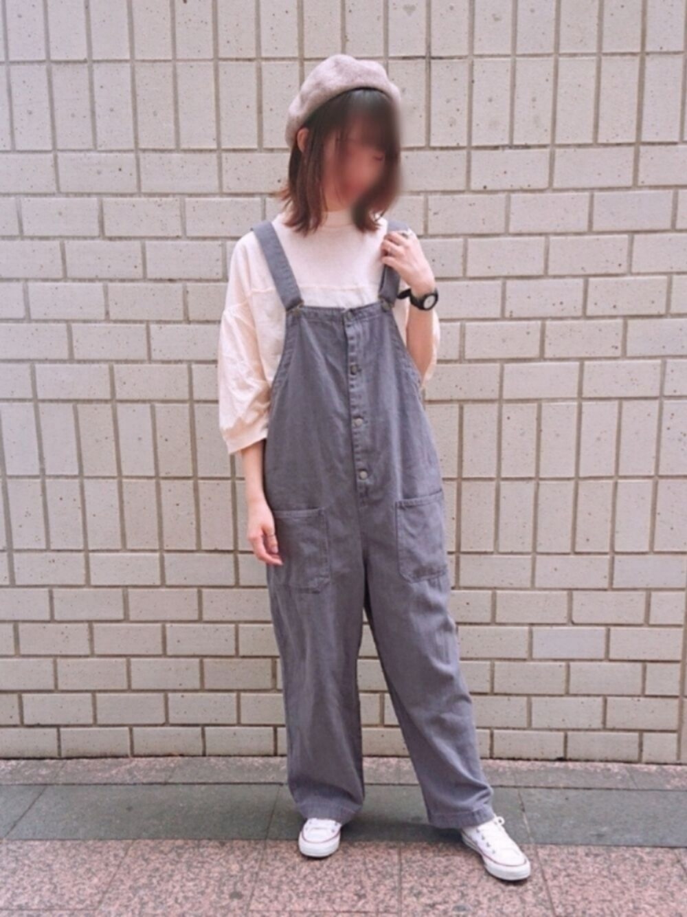 「カジュアルコーデ、サロペット、秋のコーデ、シンプル、白スニーカー」｜「Samansa Mos2のウールバスクベレー（ハンチング/ベレー帽、ベージュ系）」を使った、yukihoさん（レディース・165cm）の秋コーディネートの1枚目の写真