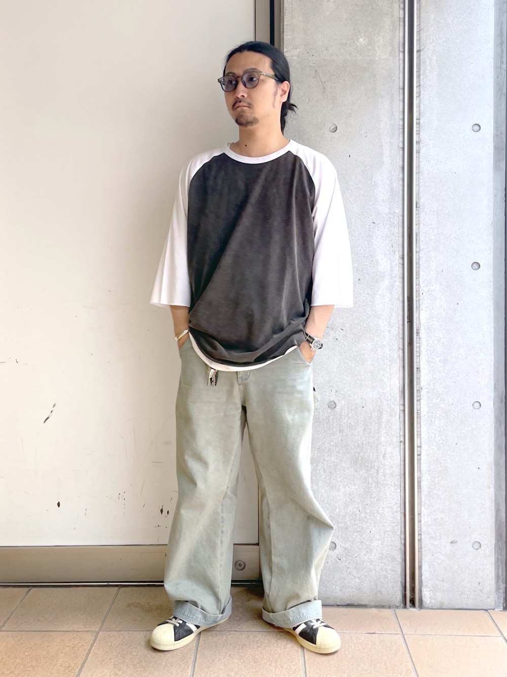 「メンズファッション、休日スタイル、今日のコーデ、リラックススタイル、Tシャツ、秋冬コーデ、デニム、大人コーデ、秋服準備はじめました、カジュアル、秋服、スニーカー、ラグランTシャツ、adidas、WEGO」｜「WEGOのアイテム（トップス、ブラック系）」を使った、maru.さん（メンズ・175cm）の夏コーディネートの1枚目の写真