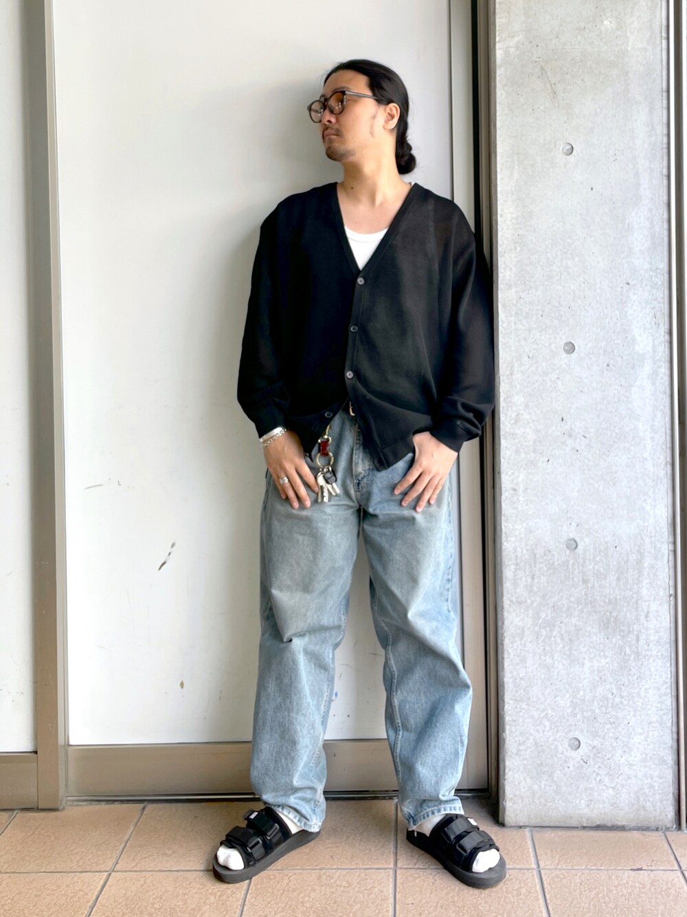 「大人カジュアル、メンズファッション、おしゃれさんと繋がりたい、きれいめカジュアル、シンプルコーデ、ブラック、オーバーサイズ、Levi's、ワイドデニム、ootd、プチプラ、カーディガン、サングラス、サンダル」｜「WEGOのWEGO/スポンジカーディガン（カーディガン/ボレロ、ブラック系）」を使った、maru.さん（メンズ・175cm）の春コーディネートの1枚目の写真