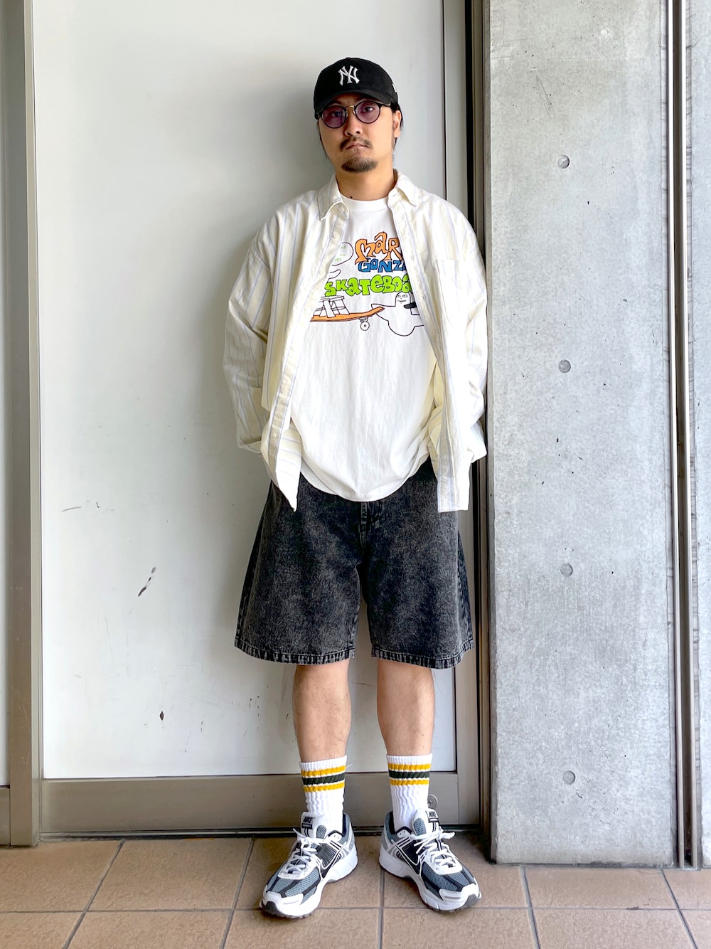 「シンプルコーデ、大人カジュアル、メンズファッション、お洒落さんとつながりたい、夏コーデ、着回しコーデ、プチプラ、シャツ、NIKE、ストリートMIX、短パン」｜「NEW ERAの【NEW ERA】9TWENTY MLB BASEBALL CAP /【ニューエラ】920 ナイントゥエンティ メジャーリーグ ベースボール キャップ（キャップ、ブラック系）」を使った、maru.さん（メンズ・175cm）の春コーディネートの1枚目の写真