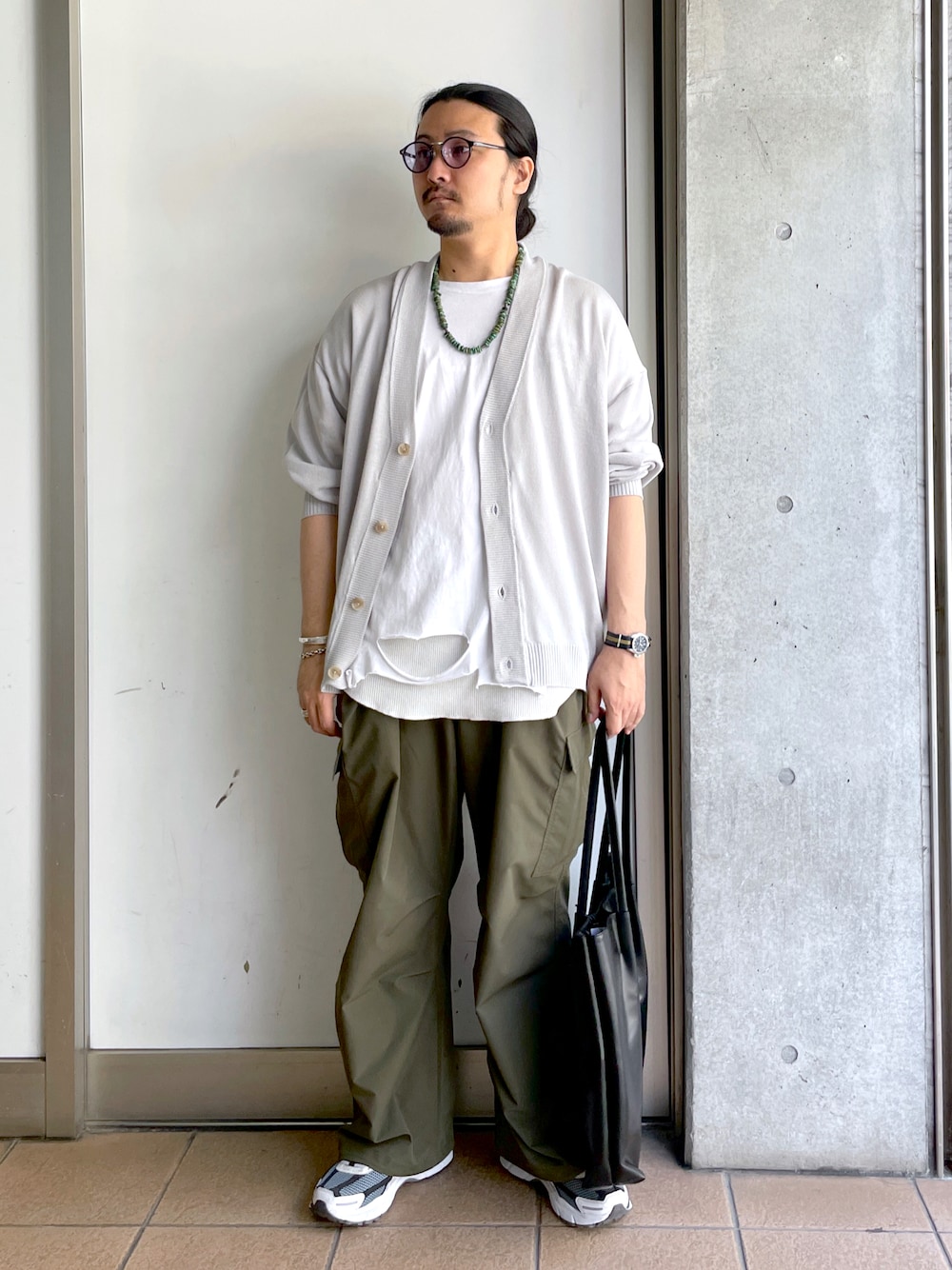 「休日スタイル、シンプル、オトナカジュアル、カジュアル、大人コーデ、メンズコーデ、プチプラ、WEGO、NIKE、古着MIX、古着、トートバッグ、スニーカー、カーゴパンツ、ターコイズ」｜「WEGOのWEGO/リネンライクルーズカーディガン（カーディガン/ボレロ、グレー系）」を使った、maru.さん（メンズ・175cm）の春コーディネートの1枚目の写真