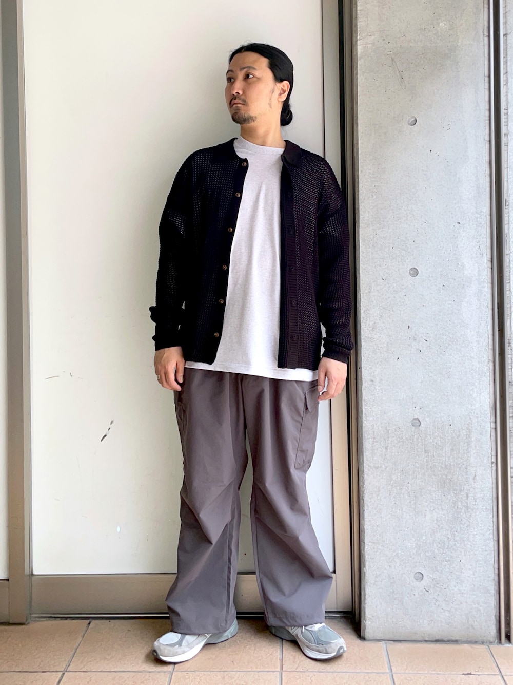 「シンプルスタイル、おしゃれさんと繋がりたい、スニーカー、大人カジュアル、プチプラ、オーバーサイズ、カーディガン、メッシュカーディガン」｜「WEGOのWEGO/メッシュニットビッグシャツ（カーディガン/ボレロ、ブラック系）」を使った、maru.さん（メンズ・175cm）の春コーディネートの1枚目の写真