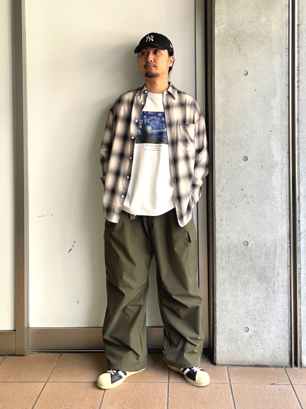 「オンブレーチェックシャツ、オンブレチェック、シャツ、シャツスタイル、シンプル、春服コーデ、メンズファッション、休日スタイル、カーゴパンツ、カーゴパンツコーデ、おしゃれさんと繋がりたい、プチプラコーデ、ワイドパンツ」｜「NEW ERAの【NEW ERA】9TWENTY MLB BASEBALL CAP /【ニューエラ】920 ナイントゥエンティ メジャーリーグ ベースボール キャップ（キャップ、ブラック系）」を使った、maru.さん（メンズ・175cm）の春コーディネートの1枚目の写真