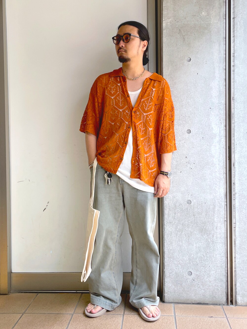 「カジュアルコーデ、夏だ！Tシャツ着よう！、お出かけコーデ、ゆるコーデ、大人コーデ、夏コーデ、ラフコーデ、シンプルスタイル、シャツコーデ、デニムパンツ、大人カジュアル、サマースタイル、oofos、夏服コーデ、メンズコーデ」｜「WEGOのWEGO/メッシュニットBIGシャツ（シャツ/ブラウス、オレンジ系）」を使った、maru.さん（メンズ・175cm）の夏コーディネートの1枚目の写真