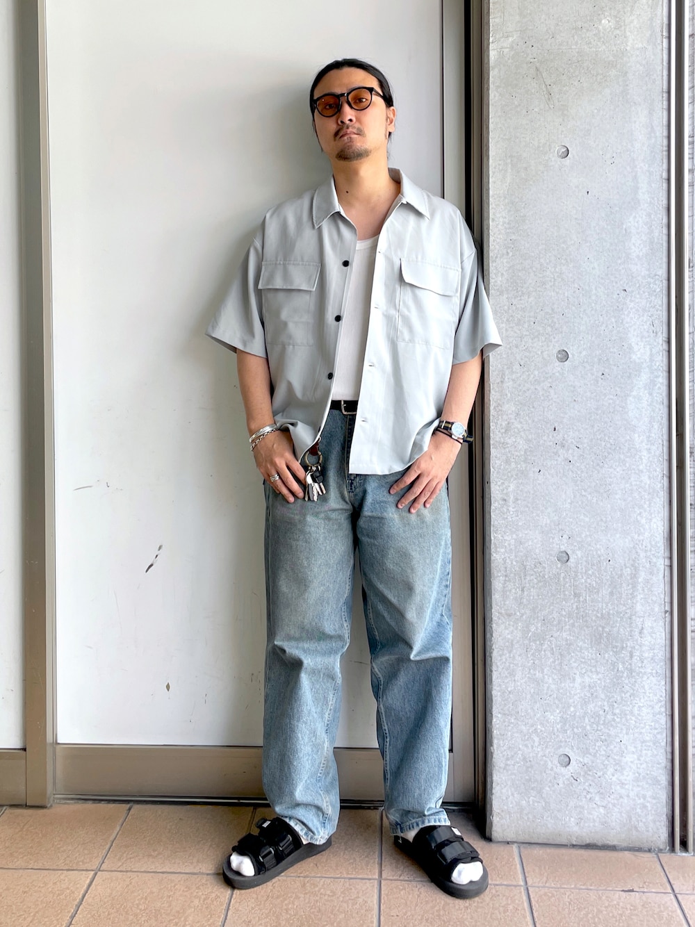 「メンズファッション、春夏コーデ、カジュアル、今日のコーデ、大人カジュアル、ビッグシルエット、シンプルコーデ、シャツ、古着、タックイン、淡色コーデ、半袖シャツ、大人コーデ、夏服、サンダル」｜「WEGOのWEGO/イージーケアフラップポケット半袖シャツ（シャツ/ブラウス、グレー系）」を使った、maru.さん（メンズ・175cm）の春コーディネートの1枚目の写真