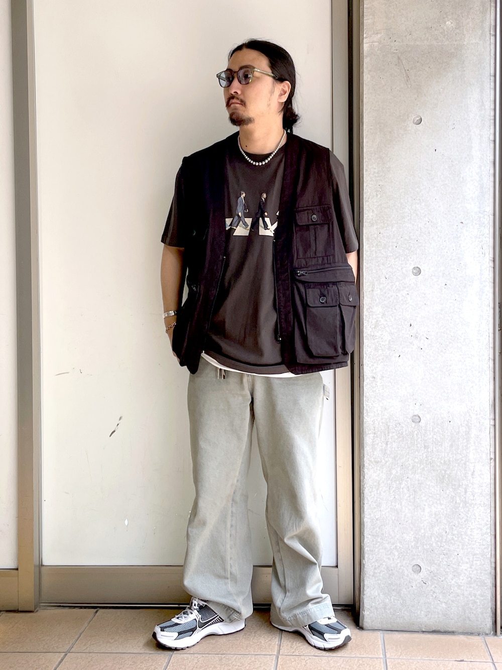 「夏コーデ、カジュアルコーデ、メンズファッション、シンプルスタイル、ベスト、バンドT、Beatles、ブラック、ワイドデニム、サングラス、古着、古着MIX、大人カジュアル、ハンティングベスト、ブラックコーデ」｜「WEGOのWEGO/ハンティングベスト（ベスト、ブラック系）」を使った、maru.さん（メンズ・175cm）の夏コーディネートの1枚目の写真