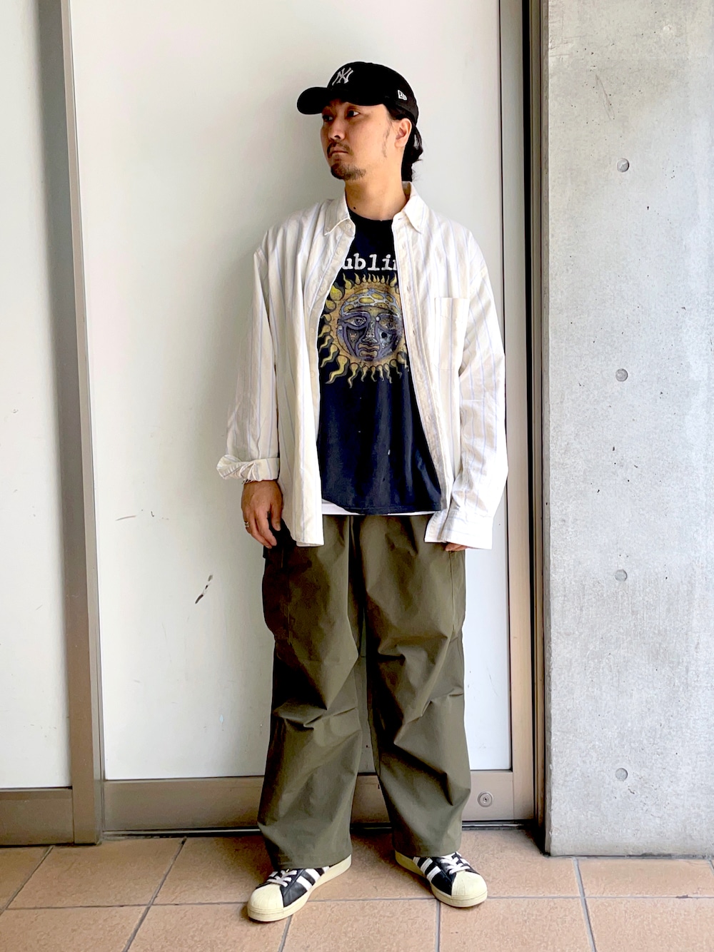 「春服、今日のコーデ、カジュアルコーデ、お洒落さんとつながりたい、休日コーデ、春夏コーデ、メンズファッション、古着MIX、ビックシルエット、スニーカーコーデ、ワイドパンツ、カーゴパンツ、カーゴパンツ コーデ、WEGO、adidas」｜「WEGOのWEGO/コットンオックスBIGシャツ（シャツ/ブラウス、イエロー系）」を使った、maru.さん（メンズ・175cm）の春コーディネートの1枚目の写真
