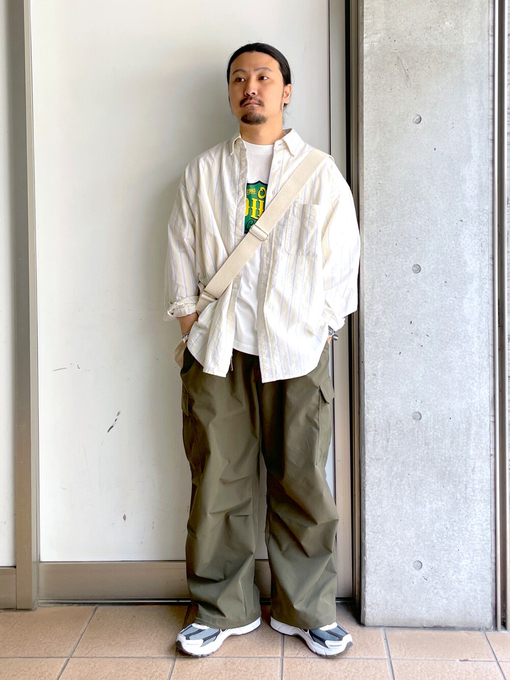 「シャツスタイル、メンズファッション、休日コーデ、シャツ、ラフ、ストリートMIX、プチプラコーデ、ワイドパンツ、オーバーサイズ」｜「WEGOのWEGO/コットンオックスBIGシャツ（シャツ/ブラウス、イエロー系）」を使った、maru.さん（メンズ・175cm）の春コーディネートの1枚目の写真