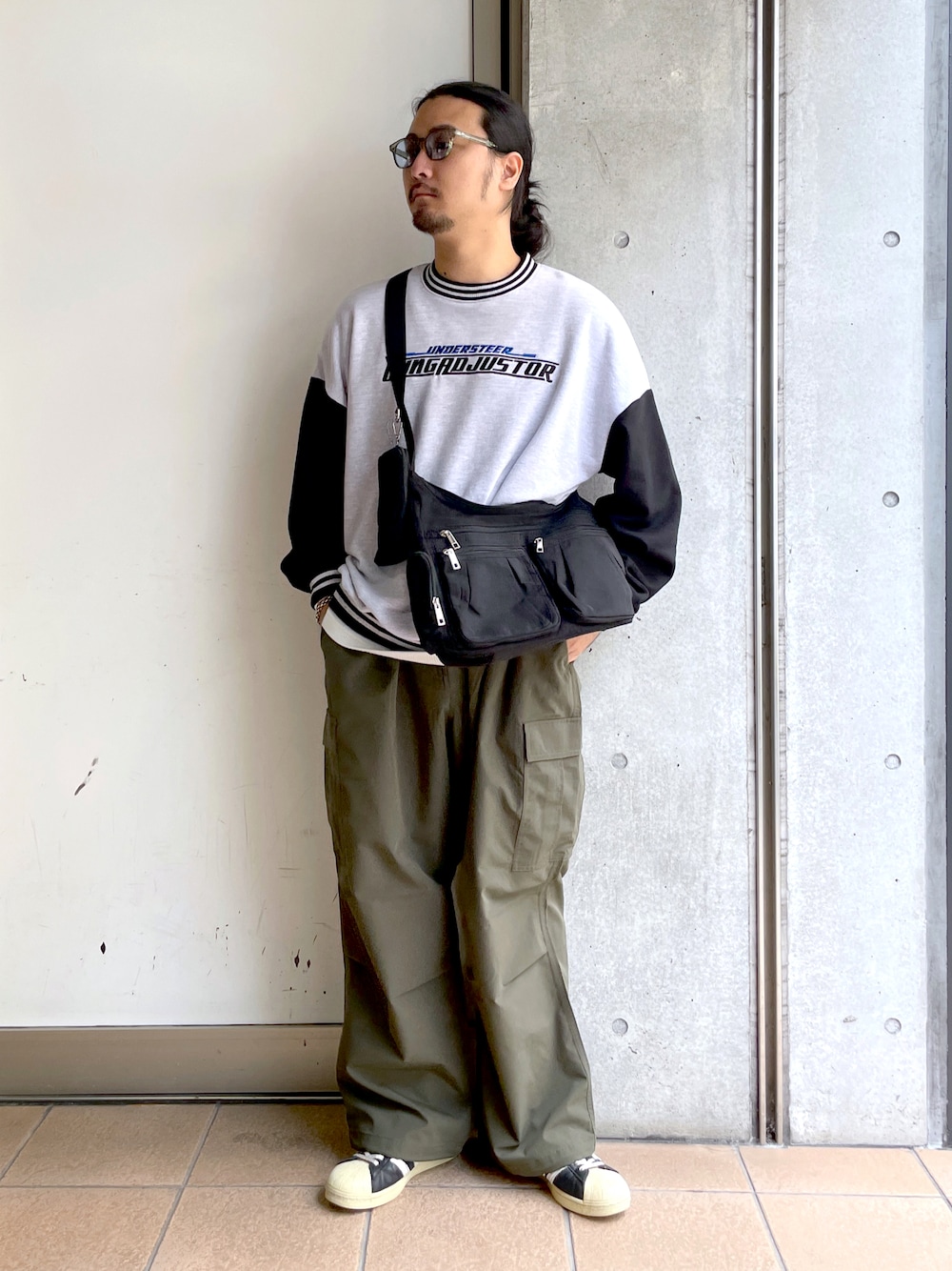 「秋服、オーバーサイズ、メンズファッション、カジュアルコーデ、ビッグシルエット、ラフコーデ、お出かけコーデ、オトナカジュアル、ストリート、秋、スニーカー、大人カジュアル、ストリートコーデ、カーキ、ミリタリー」｜「WEGOのWEGO/【23年秋冬新作】ヘビーウエイト刺繍バイカラープルオーバー（スウェット、グレー系）」を使った、maru.さん（メンズ・175cm）の秋コーディネートの1枚目の写真