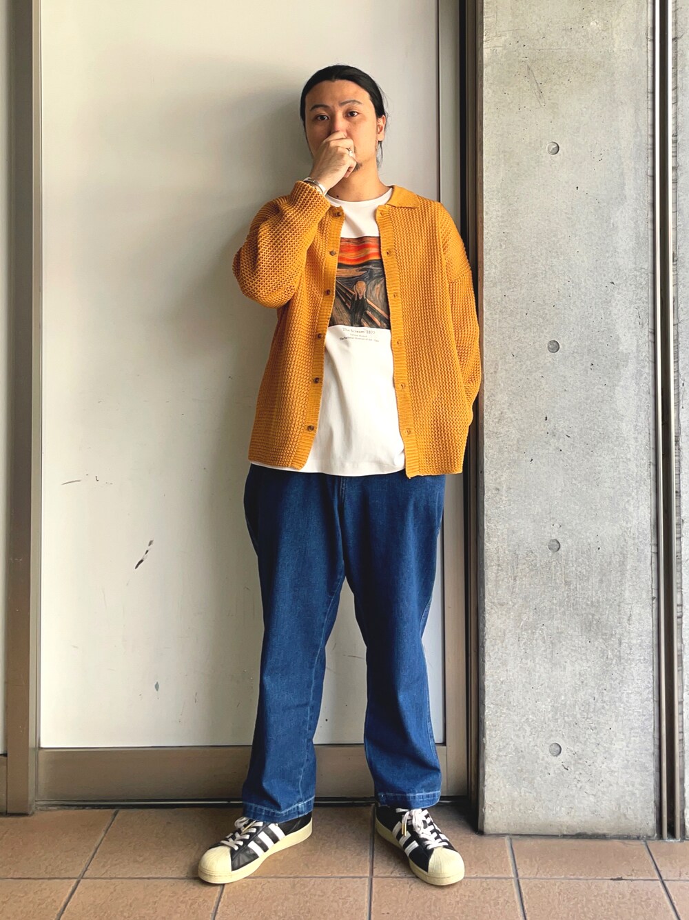 「大人カジュアル、春夏コーデ、春服コーデ、カジュアルコーデ、デニムパンツ、メンズファッション、大人コーデ、シンプル、adidas」｜「WEGOのアイテム（Tシャツ/カットソー、ホワイト系）」を使った、maru.さん（メンズ・175cm）の春コーディネートの1枚目の写真