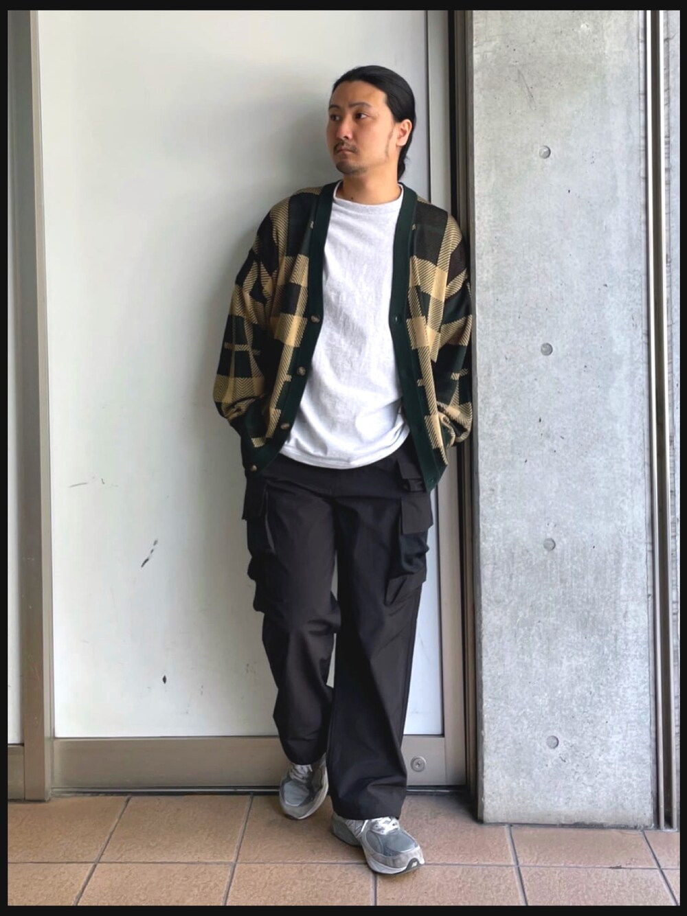 「大人コーデ、オーバーサイズ、シンプルコーデ、オトナカジュアル、春コーデ、シンプルスタイル、キレイめ、休日スタイル、おしゃれさんと繋がりたい、カーディガン、カーゴパンツ」｜「WEGOのWEGO/リネンライク総柄ルーズカーディガン（カーディガン/ボレロ、その他）」を使った、maru.さん（メンズ・175cm）の春コーディネートの1枚目の写真