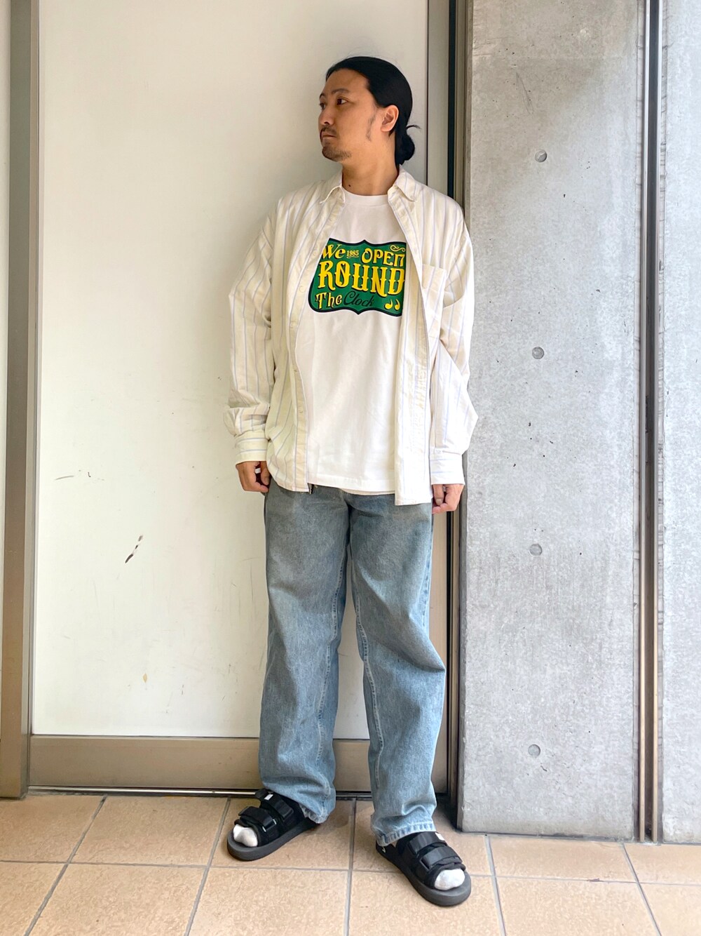 「休日コーデ、カジュアル、シンプル、メンズファッション、白Tシャツ、ビッグシルエット、デニムパンツ、ストライプシャツ、suicoke、サンダル」｜「WEGOのWEGO/コットンオックスBIGシャツ（シャツ/ブラウス、イエロー系）」を使った、maru.さん（メンズ・175cm）の春コーディネートの1枚目の写真