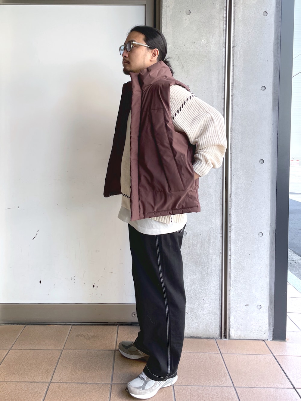 「秋服、お洒落さんとつながりたい、シンプル、キレイめコーデ、カジュアル、プチプラコーデ、シンプルコーデ、レイヤードスタイル、ユニセックス、プチプラ、ライトアウター、重ね着ベストシーズン、ダウンベスト、メンズコーデ、メンズファッション」｜「WEGOのアイテム（ダウンベスト、ブラウン系）」を使った、maru.さん（メンズ・175cm）の秋コーディネートの1枚目の写真