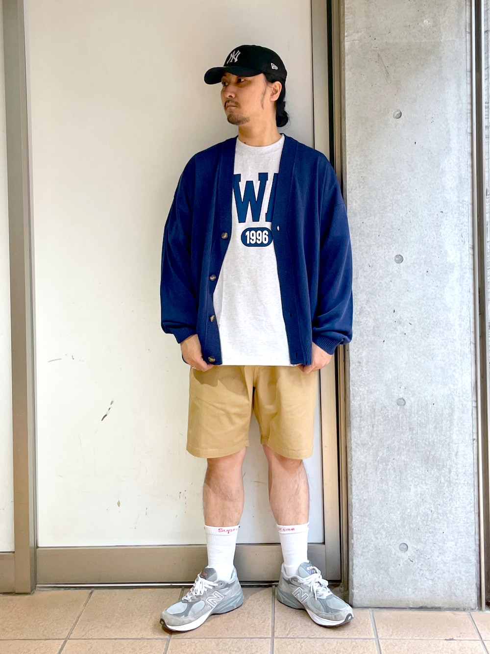 「春コーデ、オトナカジュアル、お洒落さんとつながりたい、シンプル、ショートパンツ、カーディガン、supreme、New Balance、NEW ERA」｜「WEGOのWEGO/リネンライクルーズカーディガン（カーディガン/ボレロ、グリーン系）」を使った、maru.さん（メンズ・175cm）の春コーディネートの1枚目の写真