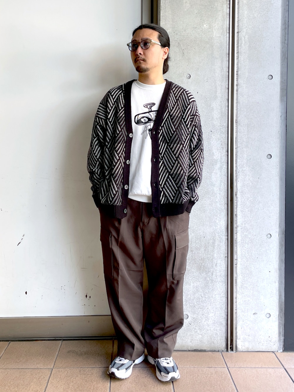 「秋のコーデ、秋服、オトナカジュアル、カジュアルコーデ、スニーカーコーデ、メンズコーデ、メンズファッション、シンプルスタイル、NIKE、ブラックコーデ、秋服コーデ、ブラウン、黒コーデ、休日コーデ」｜「WEGOのWEGO/【23年秋冬新作】ジオメトリックカーディガン（カーディガン/ボレロ、ブラック系）」を使った、maru.さん（メンズ・175cm）の秋コーディネートの1枚目の写真