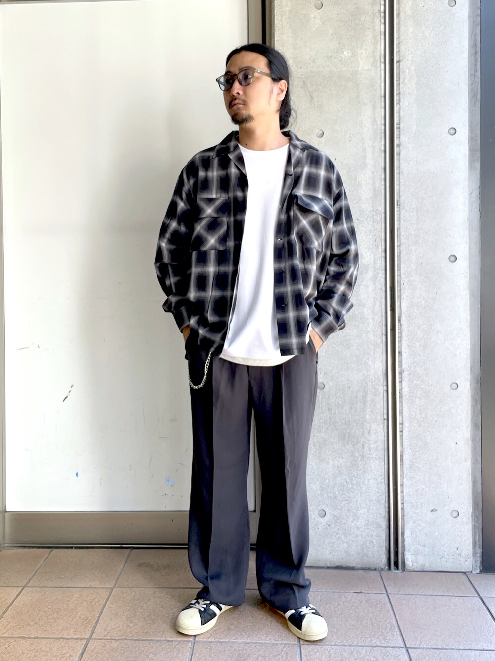 「シャツスタイル、オトナカジュアル、キレイめ、リラックススタイル、ラフコーデ、休日コーデ、スラックス、オープンカラーシャツ、秋服コーデ、秋コーデ、開襟シャツ、シャツコーデ、プチプラ、プチプラコーデ、モノトーンコーデ」｜「WEGOのWEGO/オンブレチェックBIGシャツ（シャツ/ブラウス、ブラック系）」を使った、maru.さん（メンズ・175cm）の夏コーディネートの1枚目の写真