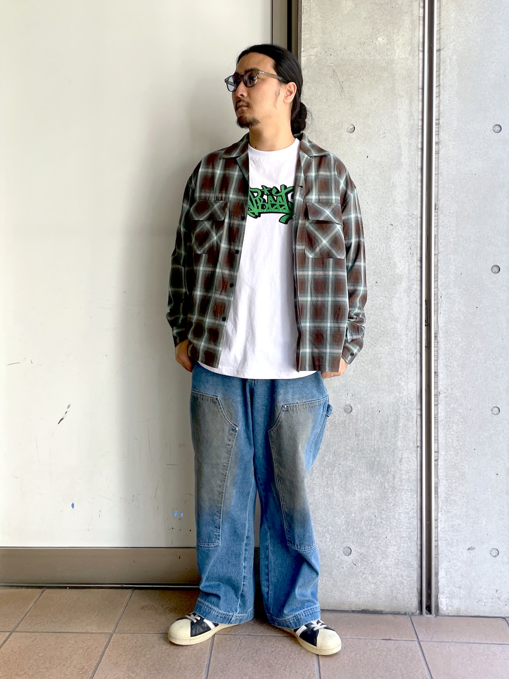 「メンズコーデ、ストリートコーデ、秋のコーデ、いいね、save、フォローお願いします🤑、おしゃれさんと繋がりたい、秋服、オーバーサイズ、シャツコーデ、デニムコーデ、オンブレーチェックシャツ、ダブルニー、アディダス、アメカジコーデ、サングラス」｜「WEGOのWEGO/オンブレチェックBIGシャツ（シャツ/ブラウス、ブラック系）」を使った、maru.さん（メンズ・175cm）の夏コーディネートの1枚目の写真