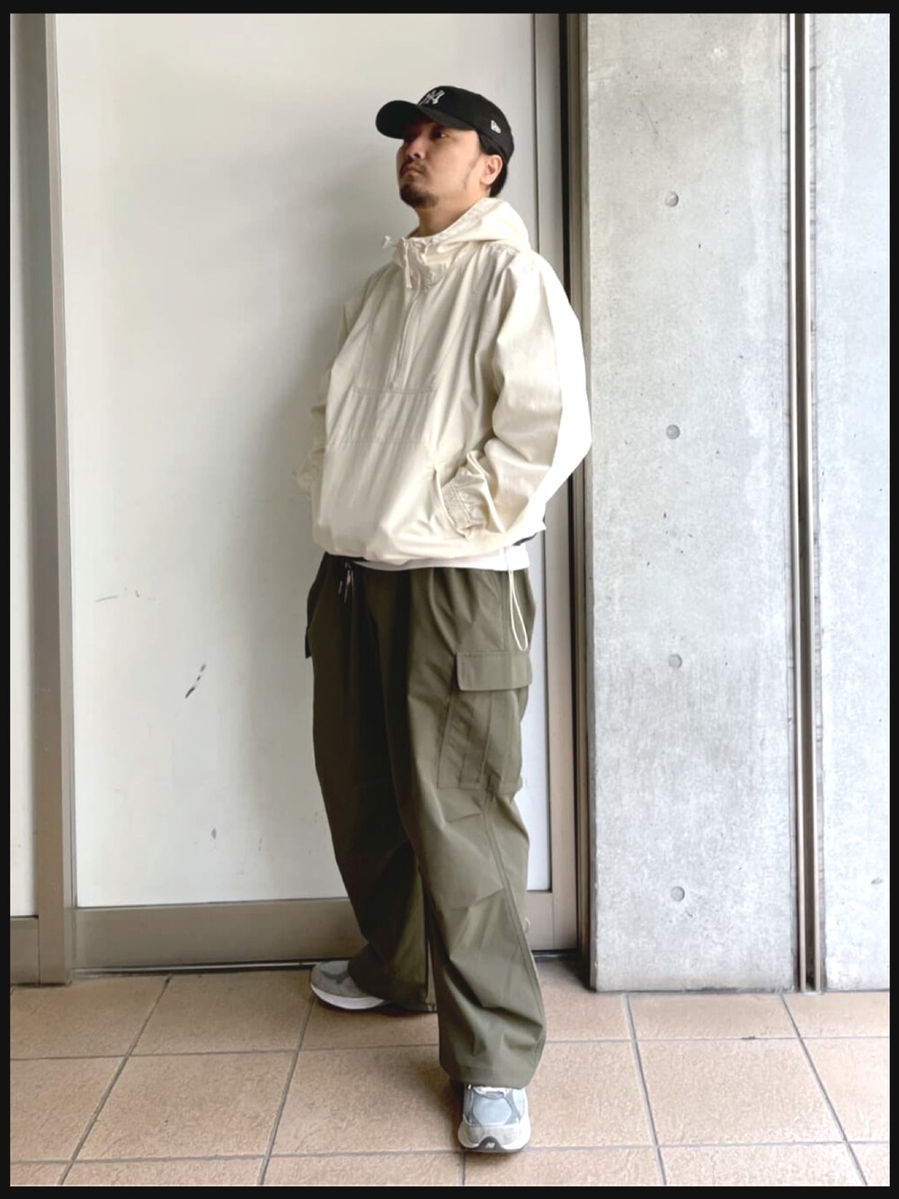 「アノラックパーカー、アノラック、春、カジュアルコーデ、お洒落さんとつながりたい、休日コーデ、ワイドパンツ、いいね、save、フォローお願いします🤑、メンズファッション、ルーズシルエット、ビッグシルエット、ニューバランス、カーゴパンツ」｜「WEGOのアイテム（パーカー、ホワイト系）」を使った、maru.さん（メンズ・175cm）の春コーディネートの1枚目の写真