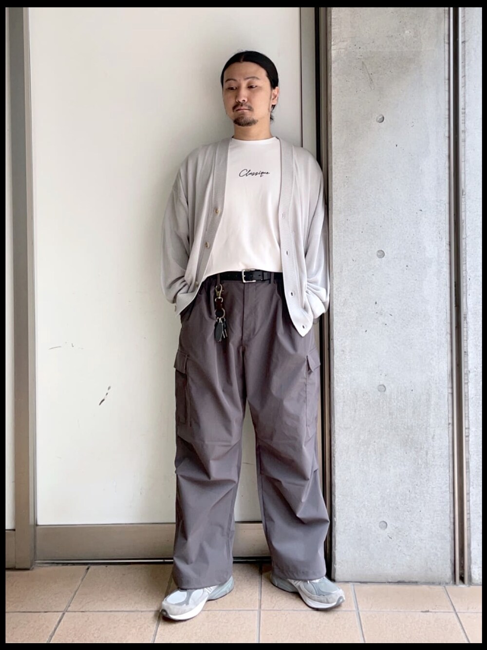 「モノトーン、春、きれいめカジュアル、キレイめコーデ、カーディガン、カーディガンコーデ、ワイドパンツ、カーゴパンツ、カーゴパンツコーデ、New Balance」｜「WEGOのWEGO/リネンライクルーズカーディガン（カーディガン/ボレロ、グリーン系）」を使った、maru.さん（メンズ・175cm）の春コーディネートの1枚目の写真