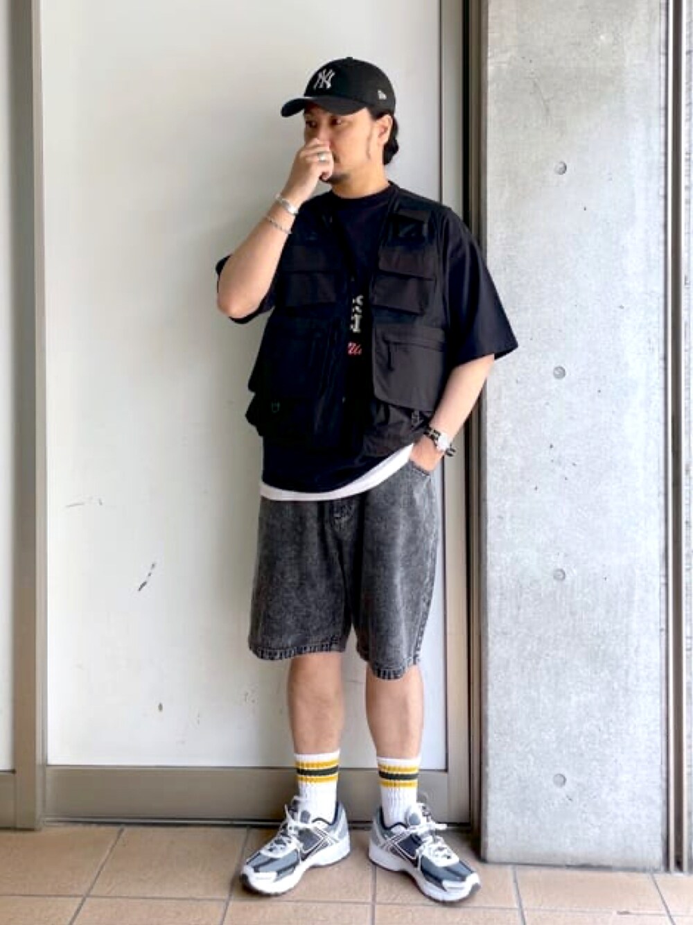 「春夏コーデ、メンズコーデ、シンプルコーデ、シンプル、おしゃれさんと繋がりたい、スニーカーコーデ、デニムパンツ、今日のコーデ、プチプラ、ストリートコーデ、オールブラック、夏コーデ、黒、ショートパンツ」｜「WEGOのWEGO/フィッシングベスト（ベスト、ブラック系）」を使った、maru.さん（メンズ・175cm）の春コーディネートの1枚目の写真