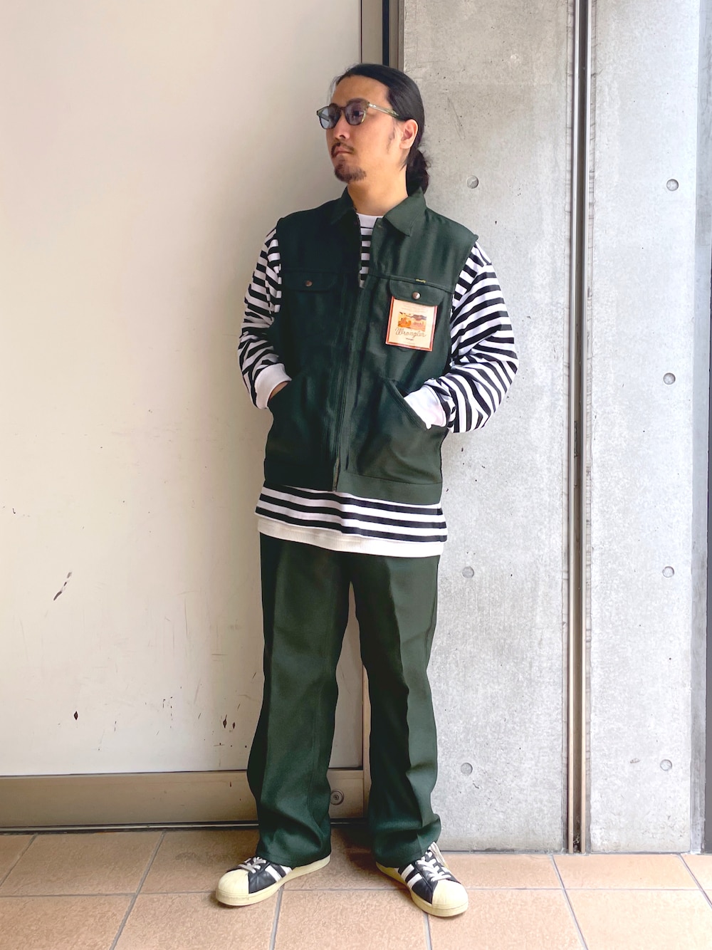 「今日のコーデ、秋のコーデ、ラフコーデ、セットアップ、セットアップスタイル、ベスト、ベスト×Tシャツ、ランチャーパンツ、Wrangler、別注、大人カジュアル、大人コーデ、WEGO、THE STANDARD、レイヤードスタイル」｜「Wranglerの∴WEGO/【セットアップ対応】別注Wrangler vest（ベスト、グリーン系）」を使った、maru.さん（メンズ・175cm）の秋コーディネートの1枚目の写真