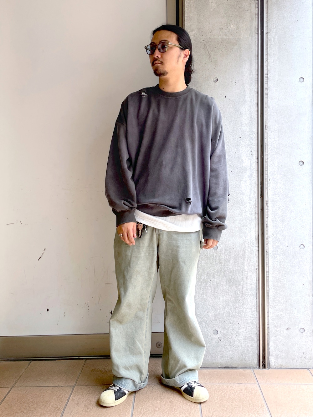 「休日コーデ、秋コーデ、シンプルスタイル、オトナカジュアル、大人コーデ、スウェット、スウェットコーデ、デニム、デニムパンツ、デニムワイドパンツ、adidas、ダメージ加工、ダメージスウェット、ヴィンテージ加工、wego_ootd」｜「WEGOのWEGO/【23年秋冬新作】ヴィンテージライクダメージプルオーバー（スウェット、ブラック系）」を使った、maru.さん（メンズ・175cm）の秋コーディネートの1枚目の写真