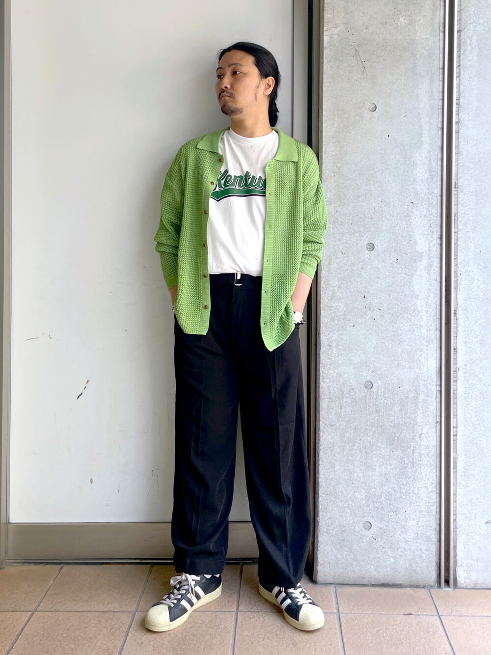 「メンズファッション、シンプルコーデ、おしゃれさんと繋がりたい、シンプルスタイル、春、今日のコーデ、大人カジュアル、きれいめ、黒パンツ、スラックス、メッシュカーディガン」｜「WEGOのWEGO/メッシュニットビッグシャツ（カーディガン/ボレロ、グリーン系）」を使った、maru.さん（メンズ・175cm）の春コーディネートの1枚目の写真