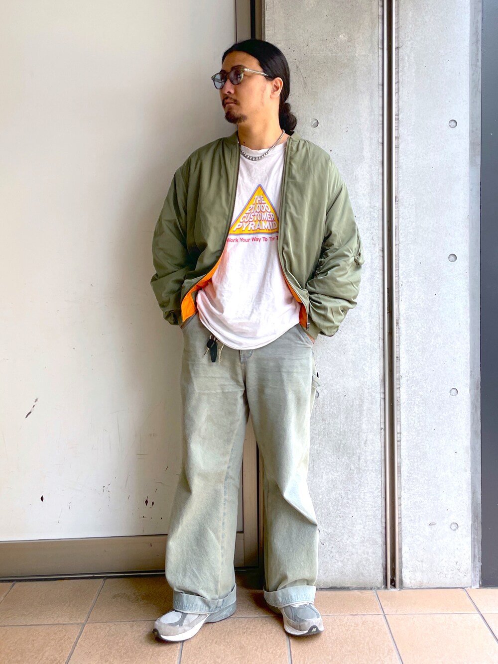 「秋のコーデ、ラフ、シンプルコーデ、スニーカー、リラックススタイル、ストリート、秋服、シンプル、秋冬コーデ、古着MIX、ミリタリー、MA-1、デニム、デニムパンツ、秋服まるっと大公開」｜「WEGOのWEGO/【23年秋冬新作】ヴィンテージライクMA-1（MA-1、グリーン系）」を使った、maru.さん（メンズ・175cm）の秋コーディネートの1枚目の写真