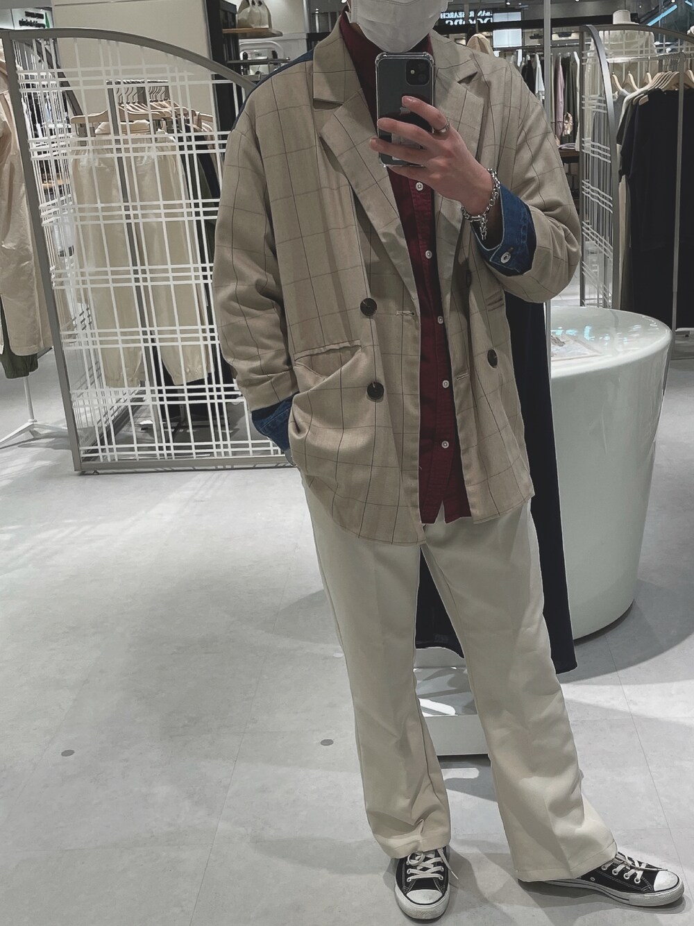 「Magniraff、GROBAL WORK、converse、コンバース、ホワイトパンツ、春コーデ、agnes b.、きれいめカジュアル」｜「GLOBAL WORKのオックスポケカエシャツ長袖/796519（シャツ/ブラウス、レッド系）」を使った、shionさん（メンズ・174cm）の春コーディネートの1枚目の写真