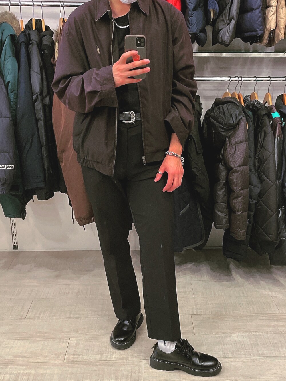 「ブルゾン、ローファー、ブラックコーデ、スラックス、HARE、FILA、Polo Ralph Lauren、SPINNS、Daniel Wellington」｜「SPINNSのセンタープレス セミフレアカラーパンツ（スラックス、ブラック系）」を使った、shionさん（メンズ・174cm）の秋コーディネートの1枚目の写真