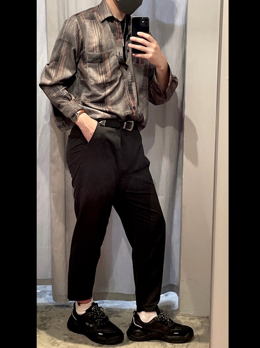 「古着、柄シャツ、HARE、モノトーン、THE NORTH FACE、タックイン、23.65、ダッドスニーカー」｜「SPINNSの【テーパードシルエット】TR生地/ワイドテーパードパンツ/アンクルパンツ/スラックスパンツ（スラックス、ブラック系）」を使った、shionさん（メンズ・174cm）の秋コーディネートの1枚目の写真