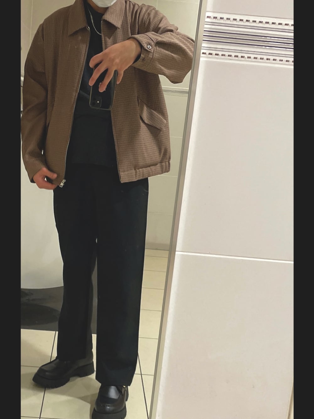 「秋コーデ、GLOBAL WORK、千鳥柄、スラックス、GU、shiki tokyo、ローファー」｜「shiki tokyoのHigh sole volume loafers  / ハイソールボリュームローファー（ローファー、ブラック系）」を使った、shionさん（メンズ・174cm）の秋コーディネートの1枚目の写真
