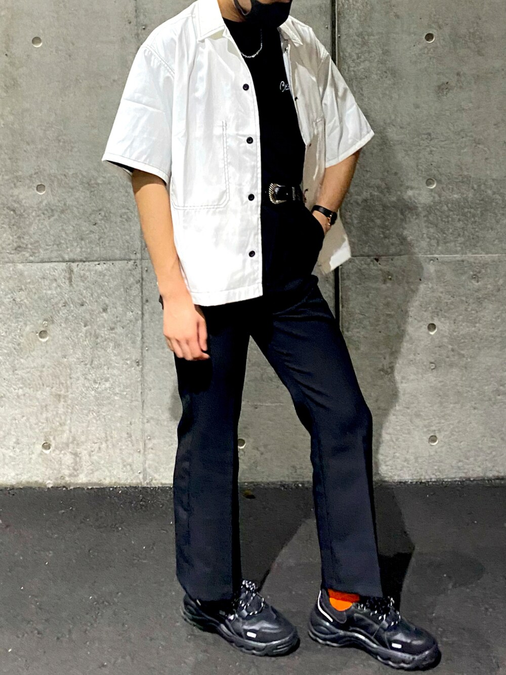 「converse、モノトーン、フレアパンツ、SPINNS、アニエスベー、韓国ファッション、ステッチ、23.65、ダッドスニーカー、韓国コーデ」｜「23.65の【23.65 V2】ユニセックスボリュームソールスニーカー（スニーカー、ブラック系）」を使った、shionさん（メンズ・174cm）の秋コーディネートの1枚目の写真