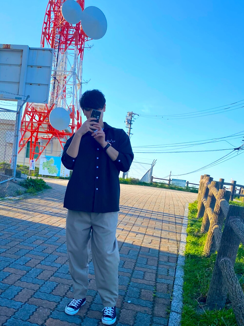 「シンプルコーデ、BEAUTY&YOUTH UNITED ARROWS、converse、agnes b.、dongsinsa」｜「DONGSINSAのアイテム（シャツ/ブラウス、ブラック系）」を使った、shionさん（メンズ・174cm）の秋コーディネートの1枚目の写真