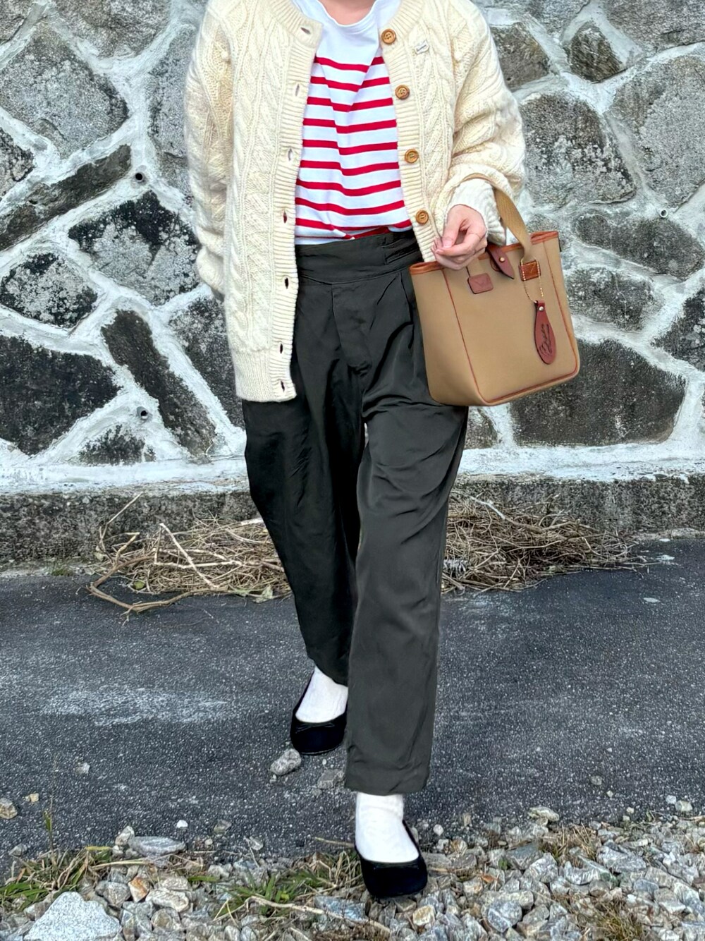 「ボーダー、ニットカーディガン、カーディガン、グルカパンツ、バレエシューズ、BRADY、orcival、オーシバル」｜「BRADYの＜BRADY＞MINI CARRYALL トートバッグ（トートバッグ、ベージュ系）」を使った、r i nさん（レディース・153cm）の冬コーディネートの1枚目の写真