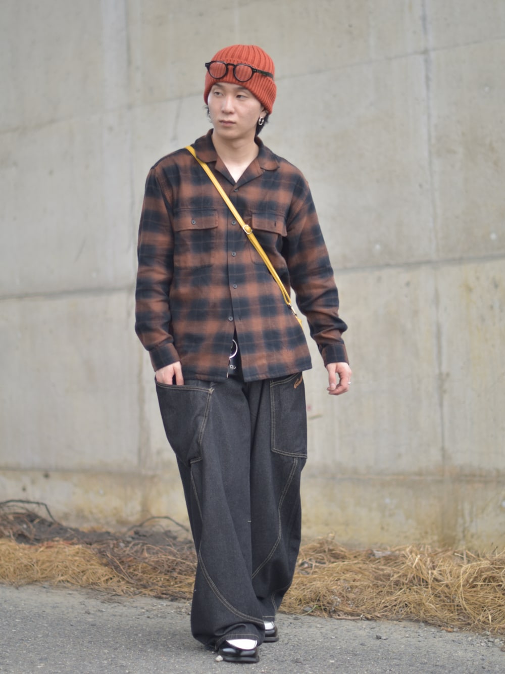 ブラック系のローファー、ブラウン系のシャツ/ブラウス、ブラック系のデニムパンツを着用したメンズの秋コーディネートの1枚目の写真