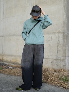 「SINSS（シンス）のTwo tuck sweatpants / 2タックスウェットパンツ（スウェットパンツ、ブラック系）」を使った、熊谷一平さん（メンズ・165cm）の春コーディネート