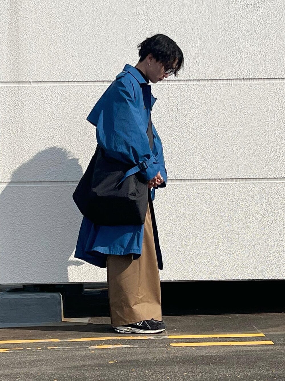 「オトナカジュアル、きれいめカジュアル、モード、春服、トレンチコート、ワイドパンツ、ブルー、ベージュ、GU、スニーカー、New Balance、低身長、オーバーサイズ、メガネ男子、シルバーアクセサリー」｜「clessteのアイテム（トートバッグ、ブラック系）」を使った、熊谷一平さん（骨格ウェーブ・メンズ・165cm）の春コーディネートの1枚目の写真