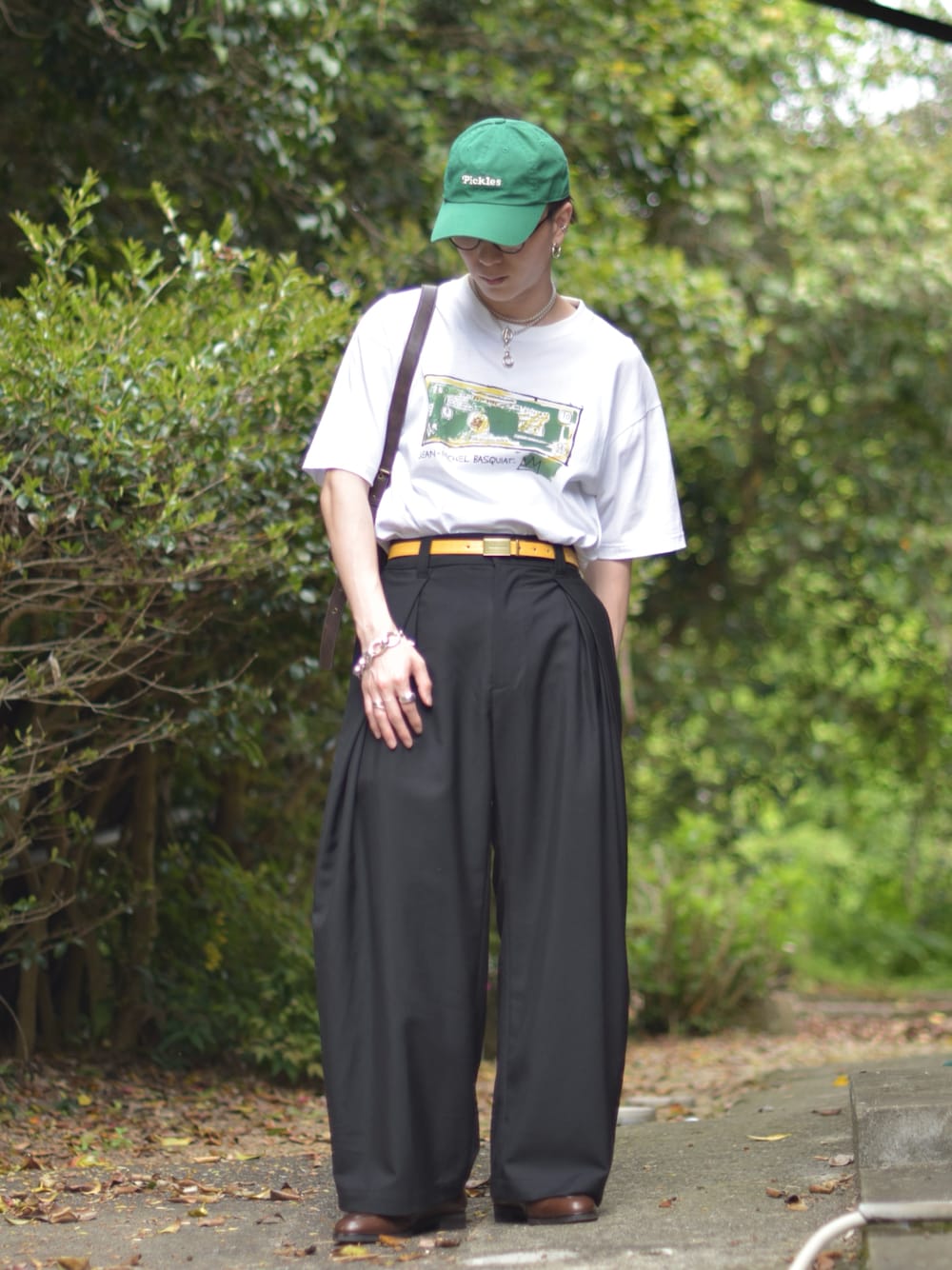 「夏コーデ、Tシャツ、ローファー、タックイン、ワイドパンツ、ショルダーバッグ、きれいめカジュアル、お出かけコーデ、休日スタイル、低身長コーデ、メガネ男子、キャップ、韓国ファッション、シンプルコーデ、古着MIX」｜「UNIQLOのアイテム（Tシャツ/カットソー、ホワイト系）」を使った、熊谷一平さん（骨格ナチュラル・メンズ・165cm）の春コーディネートの1枚目の写真